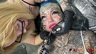 Australian bombshell Amber Luke gets a new chin tattoo