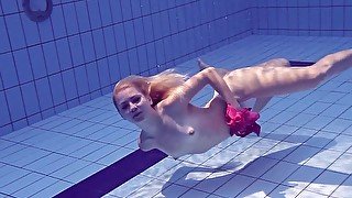 Proklova takes off bikini and swims under water