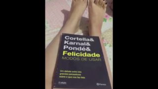 @tici_feet tici feet IG tici_feet reading my new book & my black toes