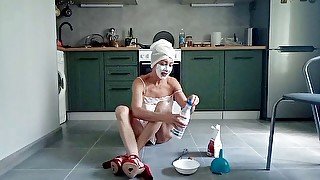 Slut milf cooks pancakes in her pussy