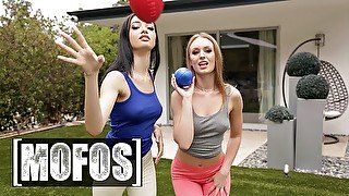 Mofos - Petite Girls Daisy Stone & Scarlett Bloom Give Jay An Outdoor Double Blowjob & A Nice Fuck