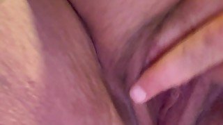 Thick cunt lips on GILF fingering her juices