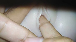 Inocente masturbándose su apretado - muñeca sexual