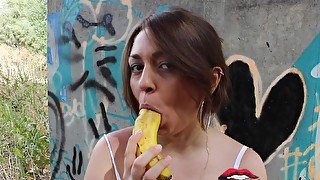 A good masturbation outdoors with a banana? Why not!