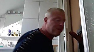 Dicker Schwanz am privaten Gloryhole geblasen dann will er aufs Sofa rüber zu ficken