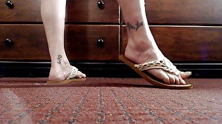 Standing leather flipflops shoeplay