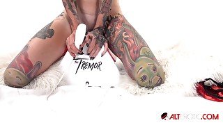 Inked blonde Dolly Destruction rides the tremor