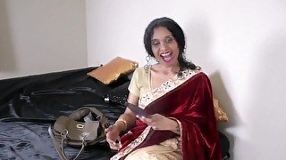Indian MILF with natural boobs tries to seduce you