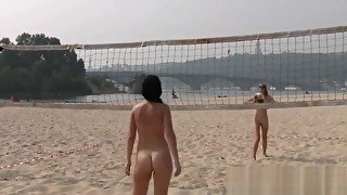 Zwei Nackte teens 18+ Spielen Volleyball Am Strand