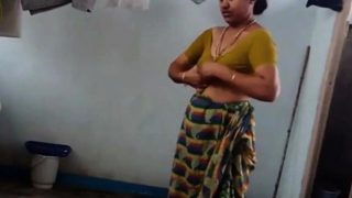 desi with hairy armpit wears saree after bath