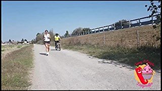 Ciclista scopa ragazza che corre (SESSO AMATORIALE IN PUBBLICO)