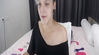 Spunky Short Haired Babe Show Her Hairy Pussy Live