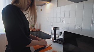 🔥Stepmom Likes to Fuck Everywhere - in the morning in the kitchen is no exception🔥