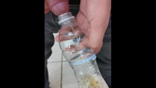 Desesperante pissing in a bottle with cumming end 4K