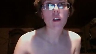 Nerdy webcam chick fingers her pussy and moans sweetly