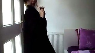 Iraqi shemale in abaya stripping and posing for camera