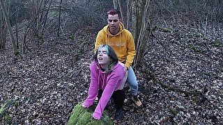 sex risquée en forêt avec une belle jeune avec grosse éjaculation