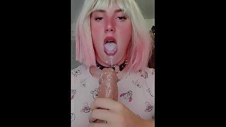 Femboy joue a chevauchee une grosse bite avec son gros cul !