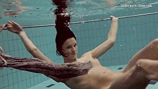 Super tight underwater babe pussy Loris Licicia