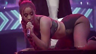 Cardi B twerks her ass live