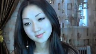 Elegant Asian cam model reveals her pretty face and exotic