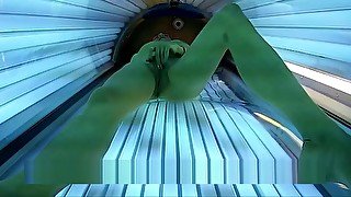 Abonniert 260 Hot Horny Girl masturbates in Public Solarium