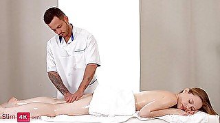 Masseur Fucks Babe And Fills Pussy With Cum - Venera Murkovski