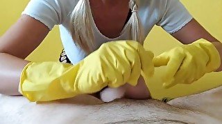 Blowjob in household gloves made him cum 4 times