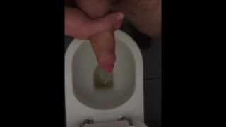 TEEN PISSING IN PUBLIC