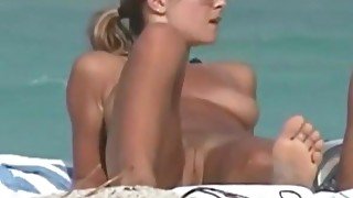 Beach girls show tits and pussy