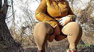 MILF with big butt covered in leggings gives a plentiful golden shower outdoors