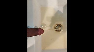 Je pisse dans mon lavabo sale