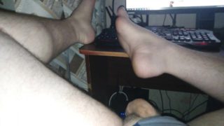 Артем дрочит на ножки девушки self suck autofellatio self footjob