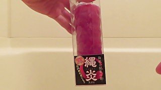 プレイ用ロウソクの開封（Open an adult toy for S&M play）