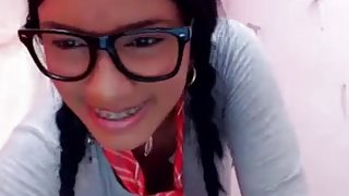 Colombiana gordisabrosa con falda de colegiala