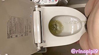 【女子大生】トイレで立っておしっこしました♡