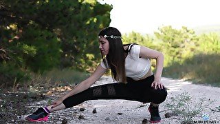 Flexi teen shows off in outdoor XXX kink