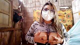 mujer joven muestra sus tetas a su profesor en video caliente