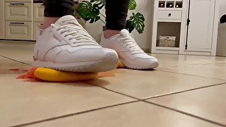 My reeboks squished the juice out of this grapefruits 😈 a spontaneous clip😜 enjoy it !