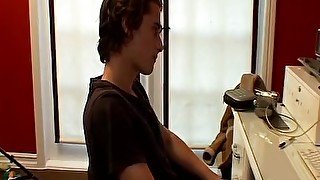 Joey Steels jacking in front of the computer to reach climax