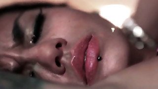 Kinky guy eats sweet pussy of that bonny chick greedily