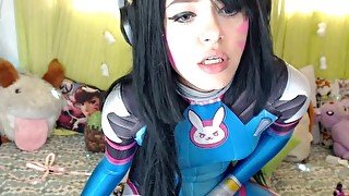 DVA COSPLAY PLAYING WITH HER PUSSY AND LICKING THE MEKA