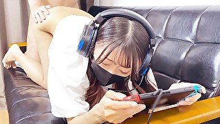 ゲーム中の彼女におもちゃでイタズラして痙攣アクメ。そのまま挿入して中出し　日本人/素人/ハメ撮り/個人撮影/美女/まろちゃんねる