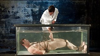 Underwater anal bondage perversions in dirty experiments