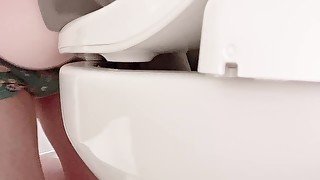 【画面酔い注意】リアル風トイレSEXで臨場感たっぷりの変態プレイ「トイレでしちゃってるね」