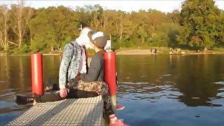 Chanson d'automne - Gay calin au bord du lac