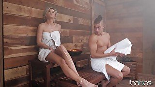 Peachy knockout Jessa Rhodes has it going on in the sauna