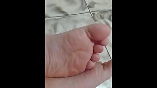 I send a video of me touching my feet so he can masturbate with me pinay