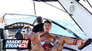 Sex on the yacht with curvy cougar