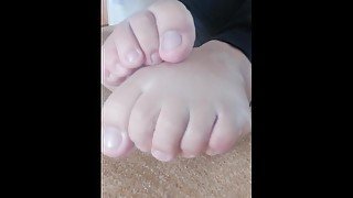 Mummy Domme Flexes Her Feet